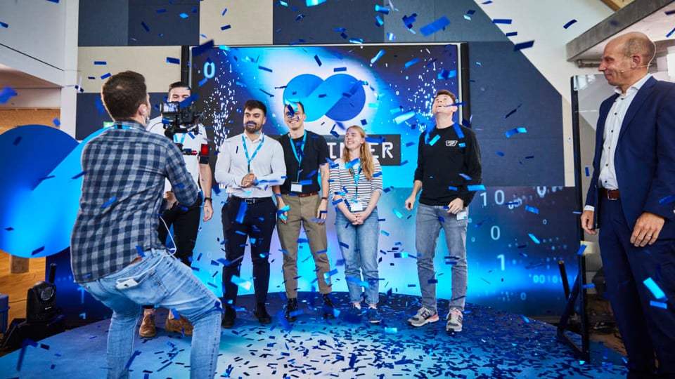 Confetti-Regen für die Gewinner des SICK Solution Hackathons