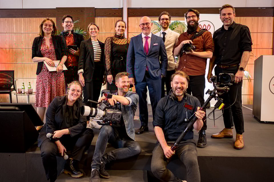Teamfoto mit dem glücklichen Kunden