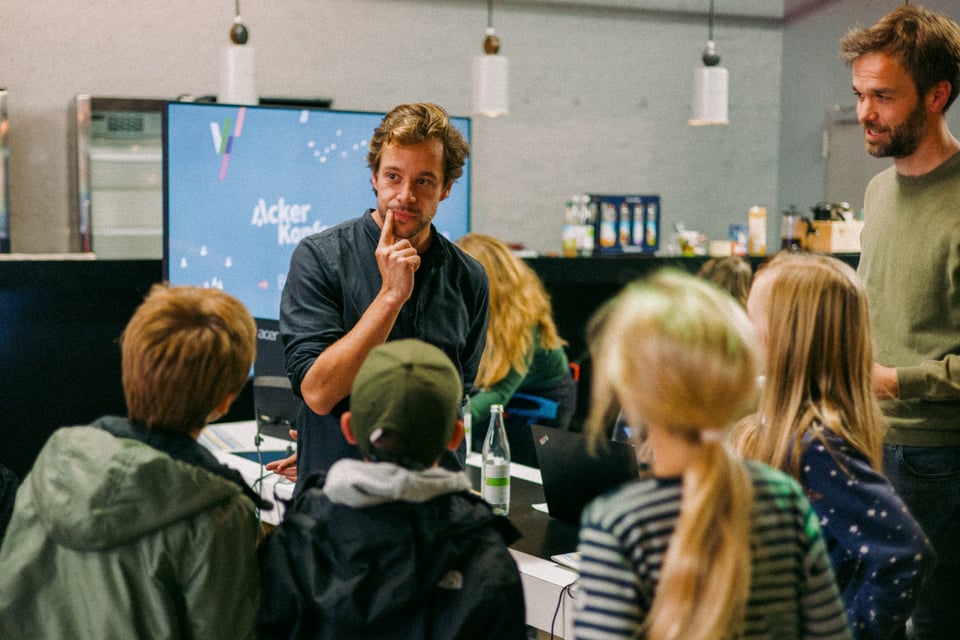 CheckerTobi mit seinen jungen Fans auf der AckerKonferenz
